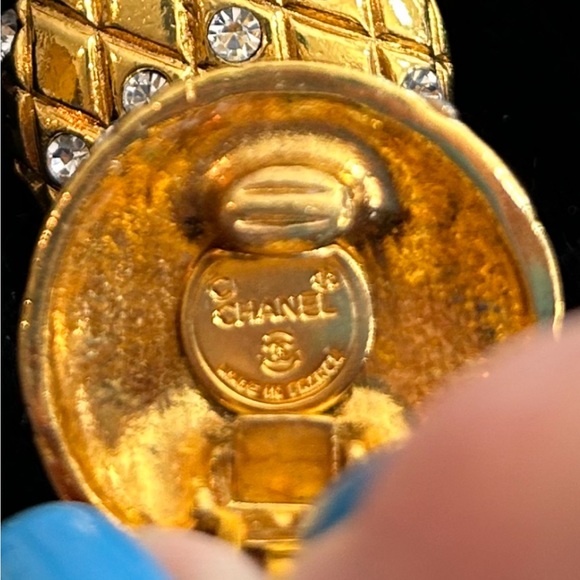 VINTAGE CHANEL GOLD CRYSTAL QUILTED CLIP-ON EARRINGS - Picture 4 of 11